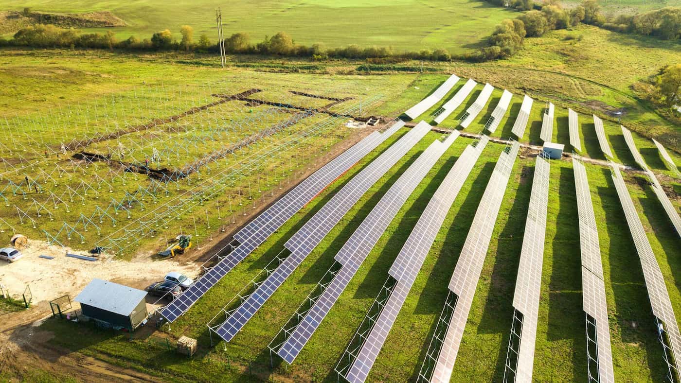 Farma fotowoltaiczna z góry na zielonej działce