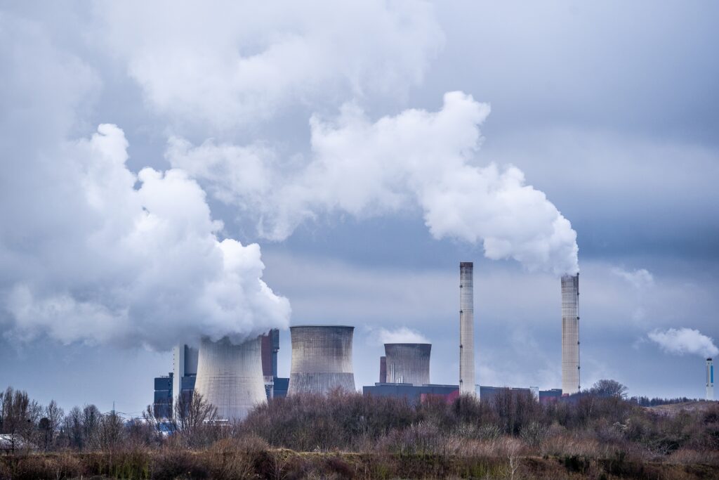 Szerokokątne ujęcie białego dymu wydobywającego się z elektrowni